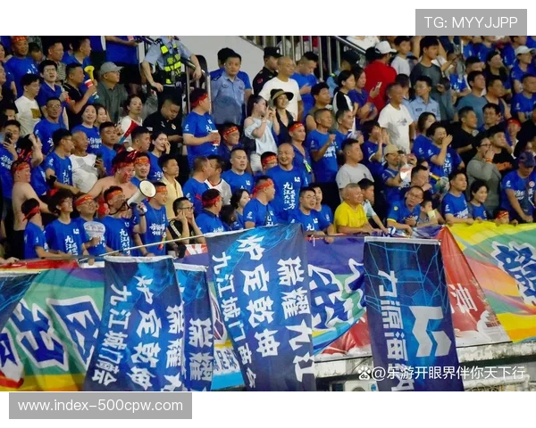 沙尔克04主场超6万人观赛：工人足球精神和战术创新重获球迷支持